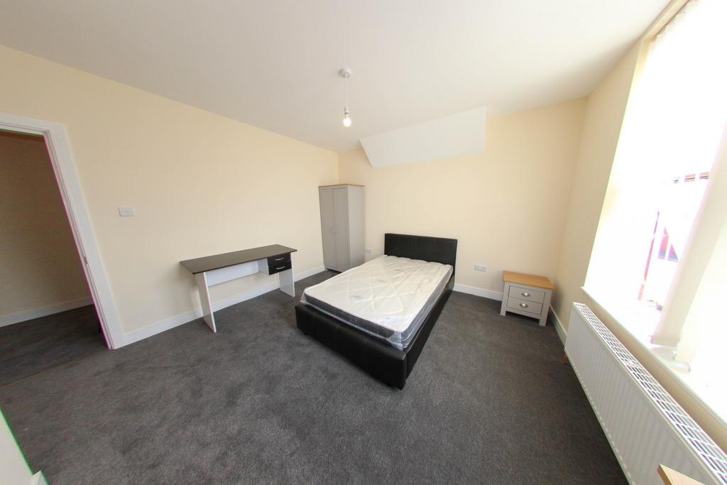 Bright, well-presented double bedroom with a co...