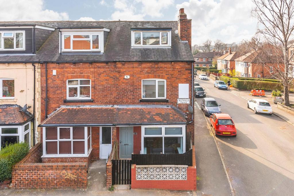 Well-maintained red-brick semi-detached house w...