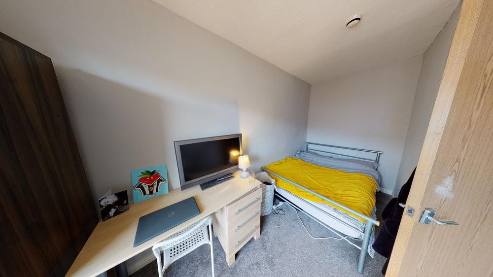 Neatly presented single bedroom with a compact ...