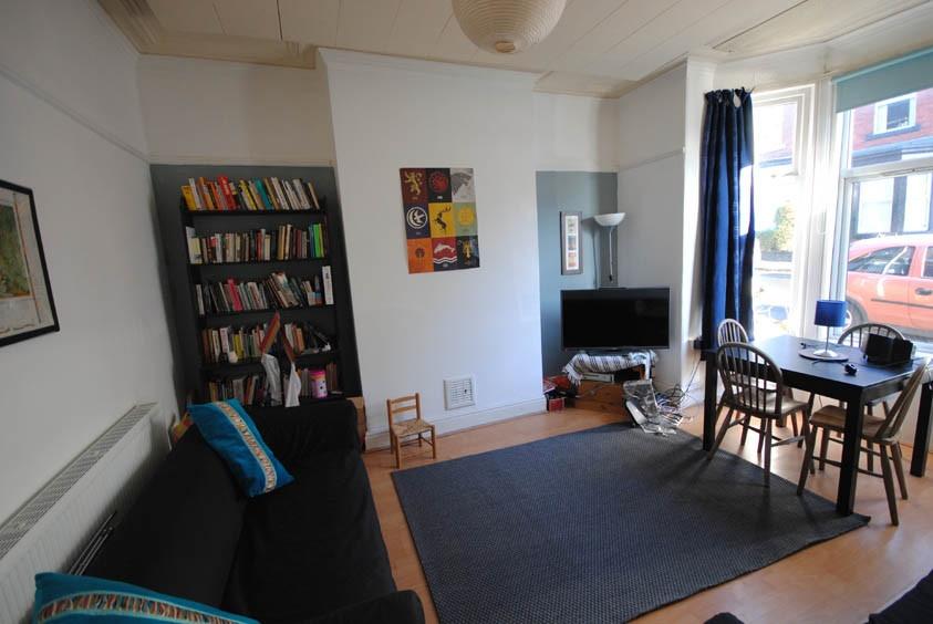 Bright, neatly presented living room with a com...
