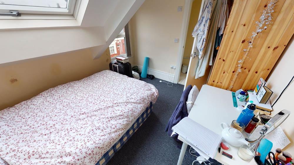 Cosy attic bedroom with a comfortable single be...