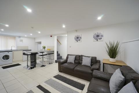 6 bedroom house to rent, Delph Mount, Leeds LS6