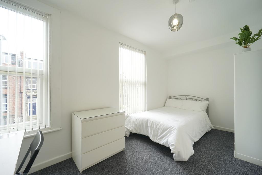Bright, tidy double bedroom with a comfortable ...