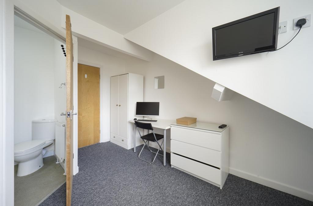 Well-presented attic room with a compact worksp...