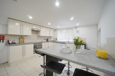 6 bedroom house to rent, Delph Mount, Leeds LS6
