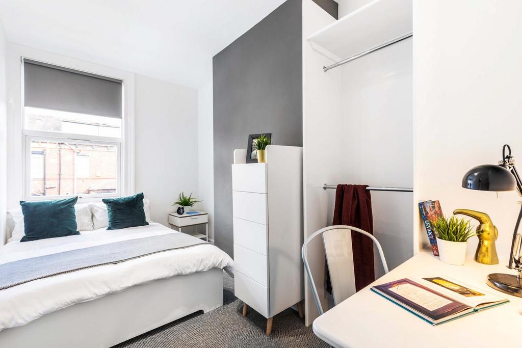 Bright, neatly presented double bedroom with a ...