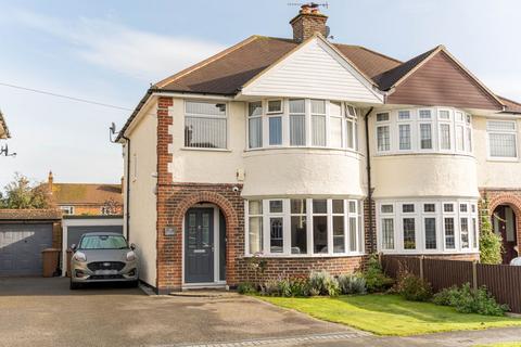 Hevers Avenue, Horley RH6