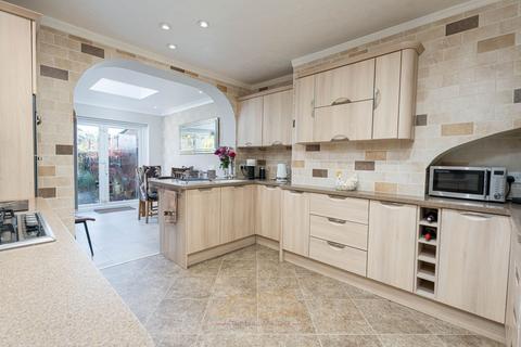 undefined, Hevers Avenue, Horley RH6