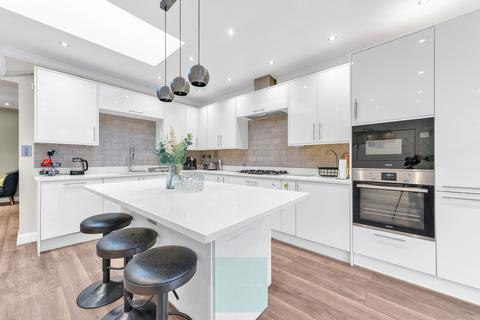 4 bedroom semi-detached house to rent, Windermere Avenue, Hornchurch