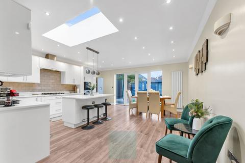 4 bedroom semi-detached house to rent, Windermere Avenue, Hornchurch