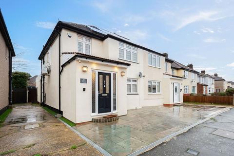 4 bedroom semi-detached house to rent, Windermere Avenue, Hornchurch