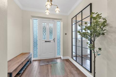 4 bedroom semi-detached house to rent, Windermere Avenue, Hornchurch