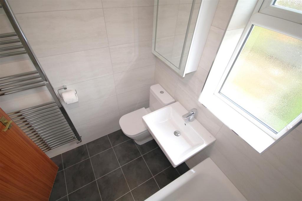 Bathroom b.JPG