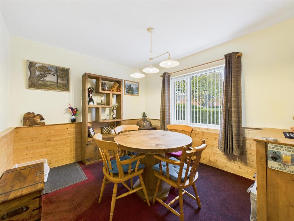 Dining room: