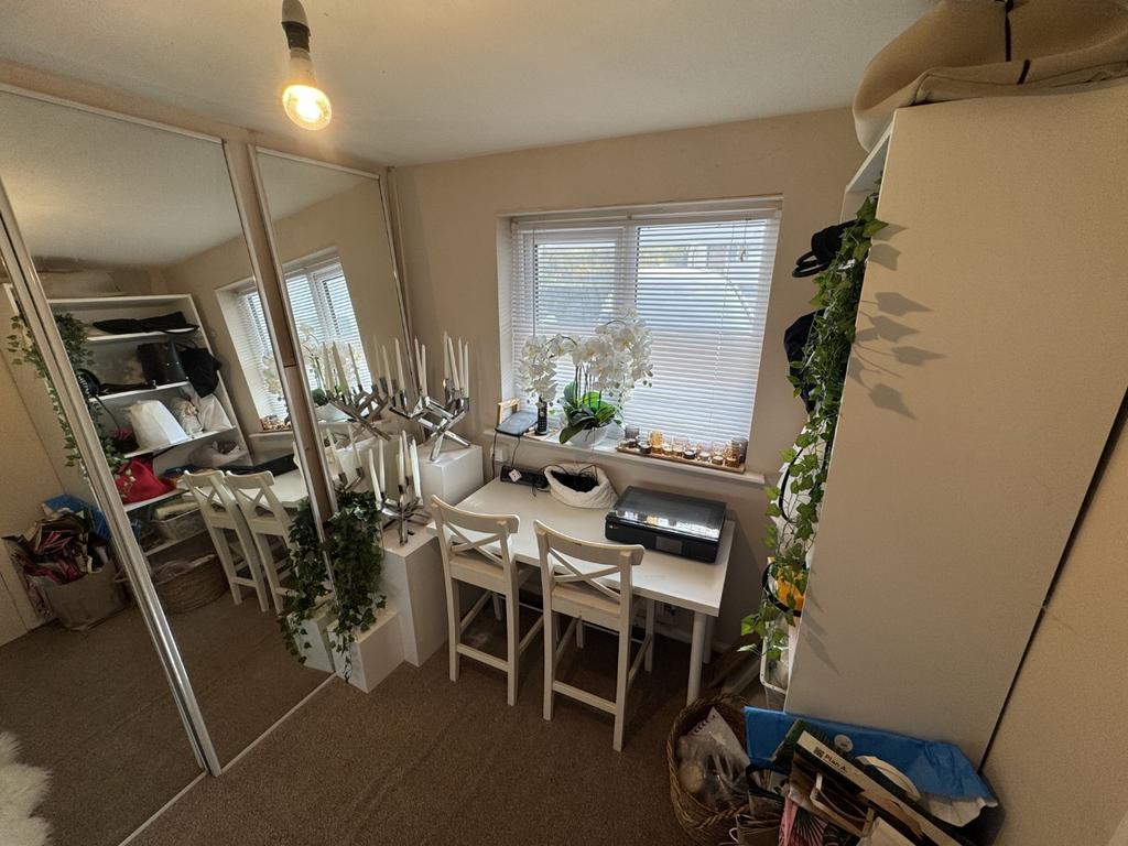 Front Bedroom 2 /Office/Study