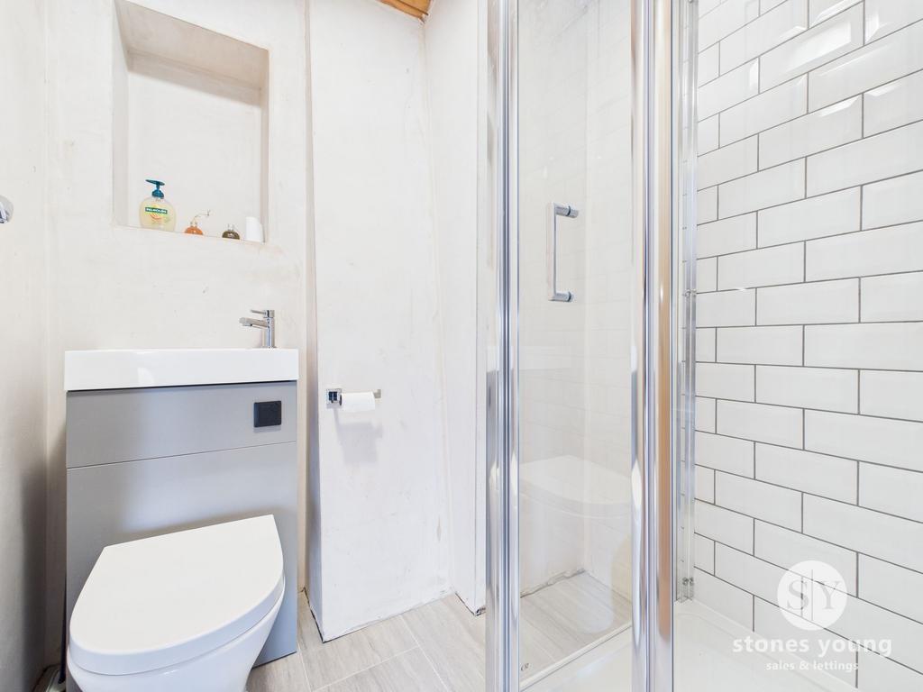 En suite (bed four)