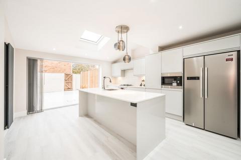 3 bedroom terraced house to rent, Yeomans Mews, Isleworth TW7