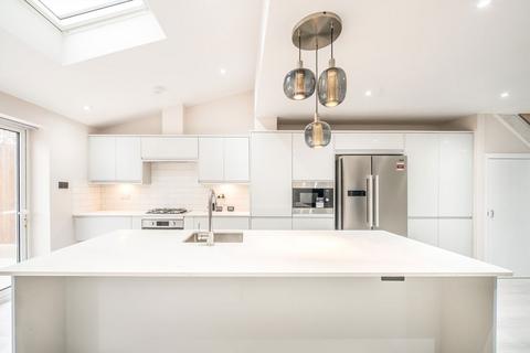 3 bedroom terraced house to rent, Yeomans Mews, Isleworth TW7