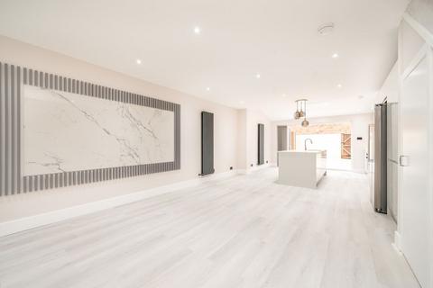 3 bedroom terraced house to rent, Yeomans Mews, Isleworth TW7