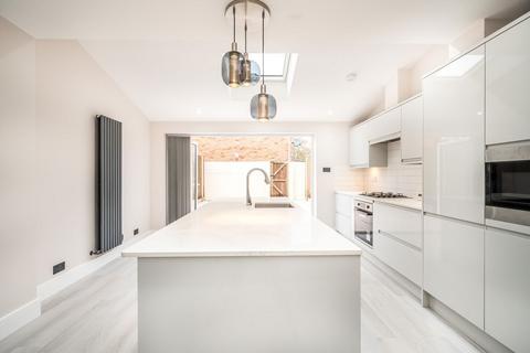 3 bedroom terraced house to rent, Yeomans Mews, Isleworth TW7