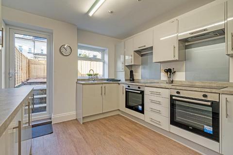 Mixed use to rent, Kingslsey Road, Maidstone, Kent, ME15 7UW