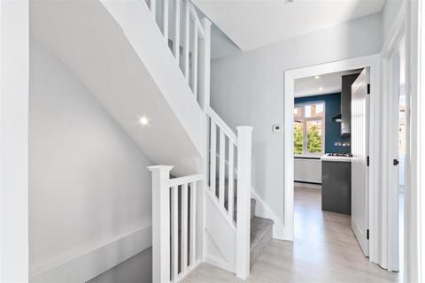 3 bedroom apartment for sale, Bushey Road, London SW20