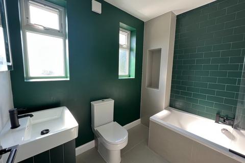 3 bedroom apartment for sale, Bushey Road, London SW20
