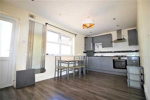 3 bedroom house share to rent, Raglan Road, London E17