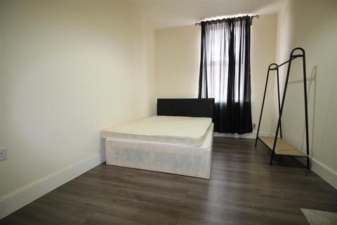 3 bedroom house share to rent, Raglan Road, London E17