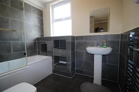 3 bedroom house share to rent, Raglan Road, London E17