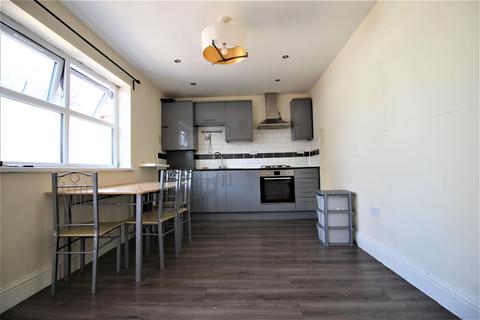 3 bedroom house share to rent, Raglan Road, London E17