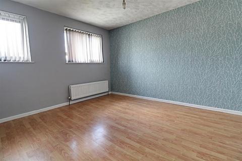 3 bedroom terraced house to rent, Matlock Road, Lower Farm, Bloxwich