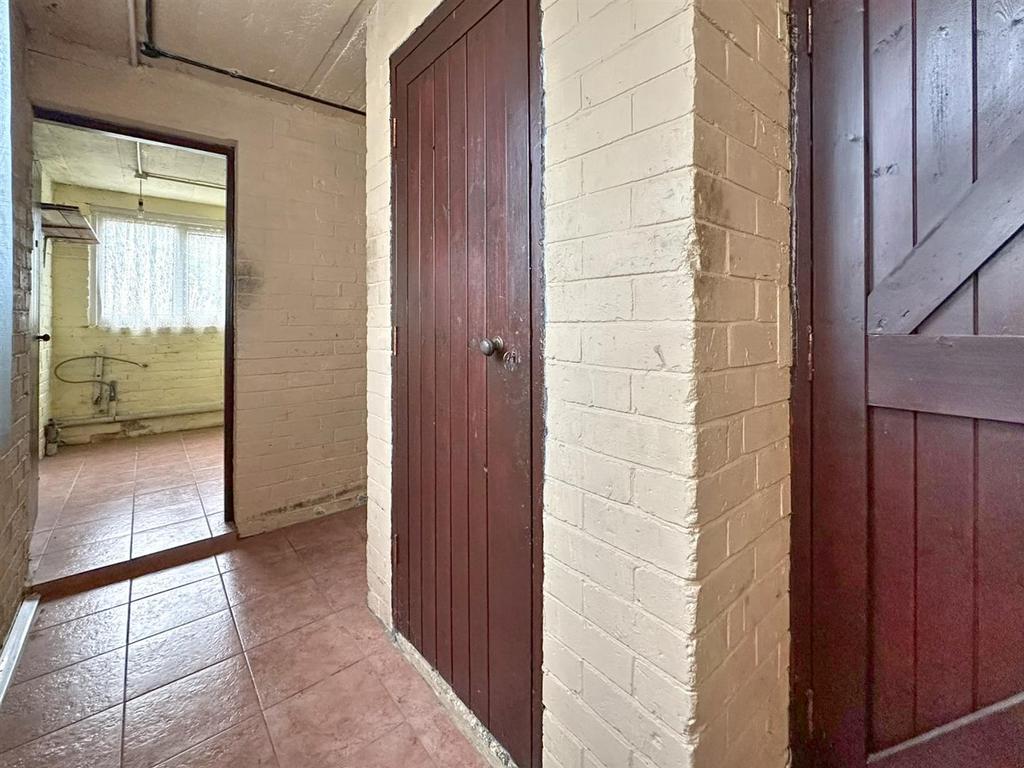 REAR LOBBY & UTILITY
