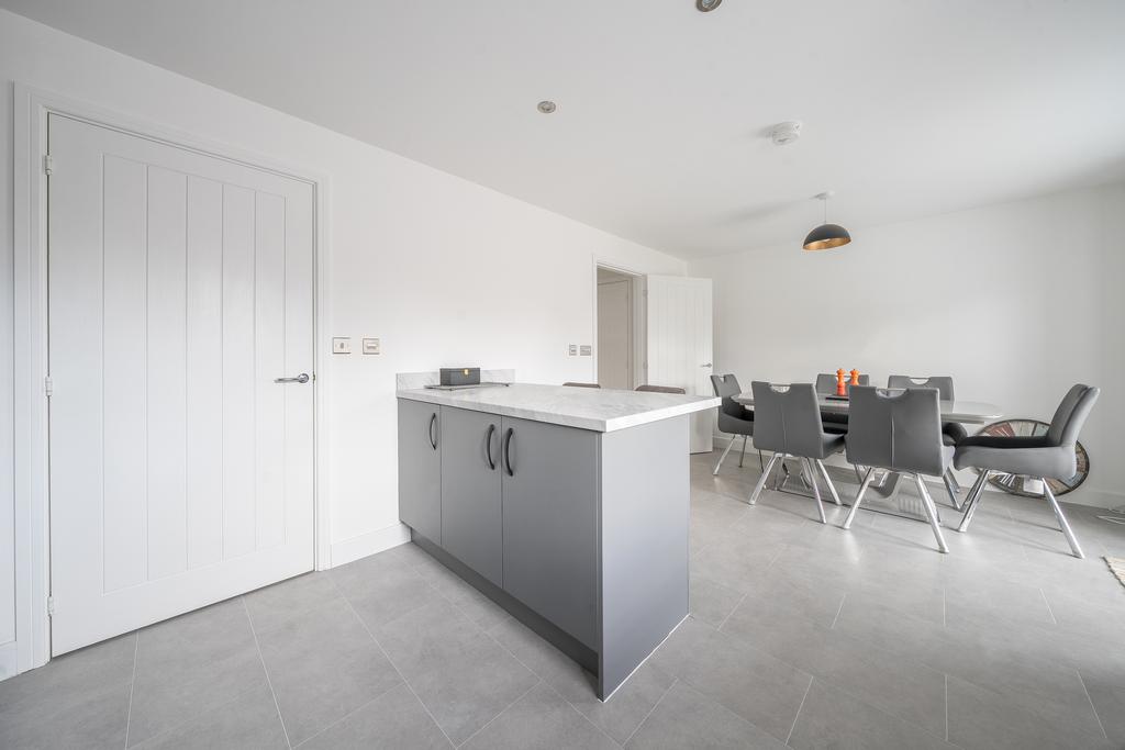 1372265-23-6900c7be80380