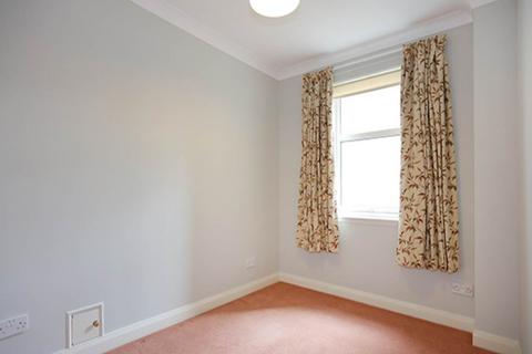 3 bedroom flat to rent, St Margarets Place, ,