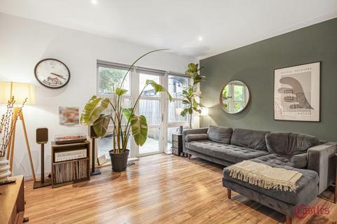 3 bedroom flat to rent, Reading Lane, Hackney, E8