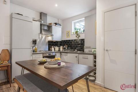 3 bedroom flat to rent, Reading Lane, Hackney, E8