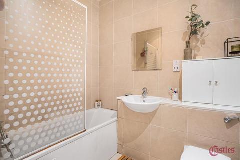 3 bedroom flat to rent, Reading Lane, Hackney, E8