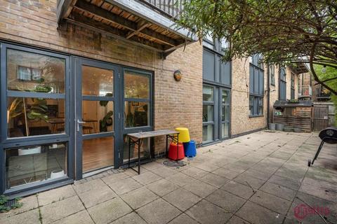3 bedroom flat to rent, Reading Lane, Hackney, E8