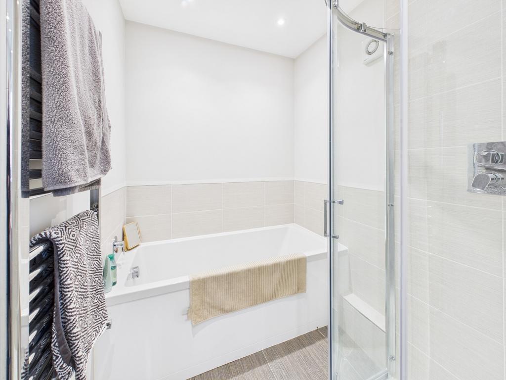 Bath & shower room