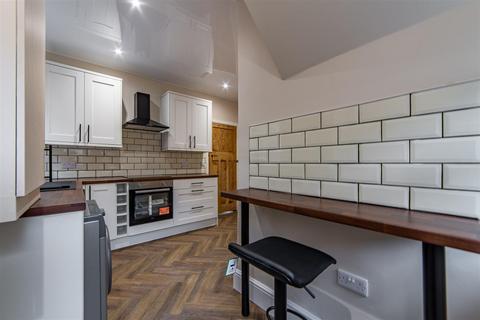 2 bedroom flat to rent, NEW REFURB, Ferndene Grove, High Heaton, NE7