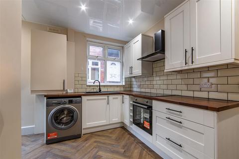 2 bedroom flat to rent, NEW REFURB, Ferndene Grove, High Heaton, NE7