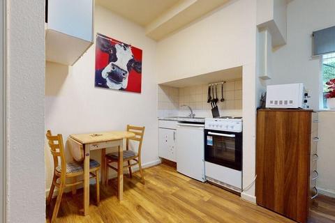 Studio to rent, Chatsworth Road, London NW2