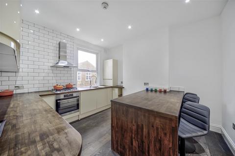 2 bedroom flat to rent, Queenstown Road, London SW8
