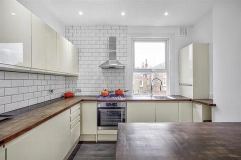 2 bedroom flat to rent, Queenstown Road, London SW8