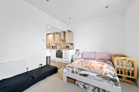 Studio to rent, Cranes Park, Surbiton KT5