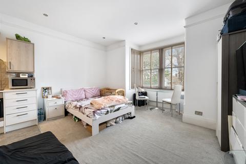 Studio to rent, Cranes Park, Surbiton KT5