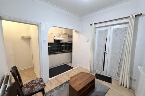 2 bedroom terraced house to rent, Beresford Road, Southall, UB1