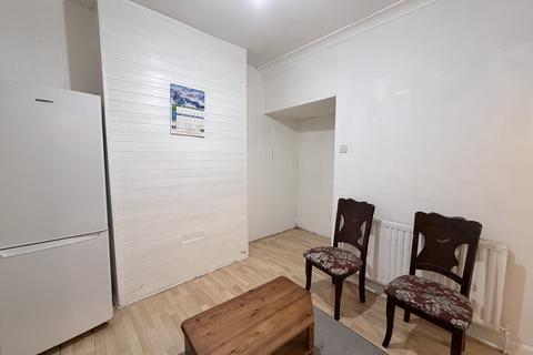 2 bedroom terraced house to rent, Beresford Road, Southall, UB1