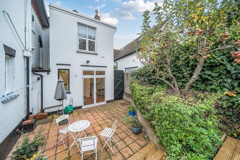 20a Nower Hill, Pinner, HA5 5QS